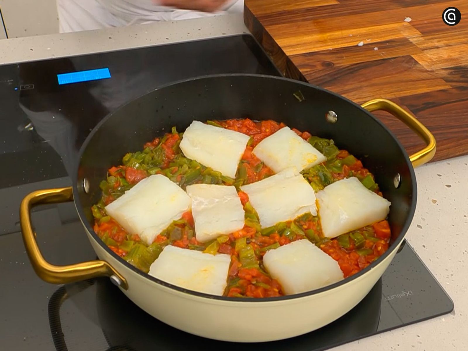 Añade el bacalao en cuatro trozos Añade el bacalao en cuatro trozos