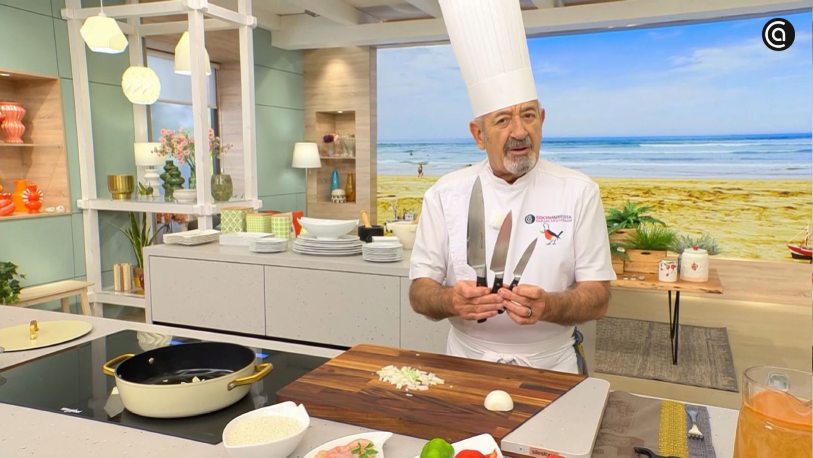 El chef muestra los cuchillos que considera imprescindibles en cualquier cocina: cebollero, mediano y puntilla.