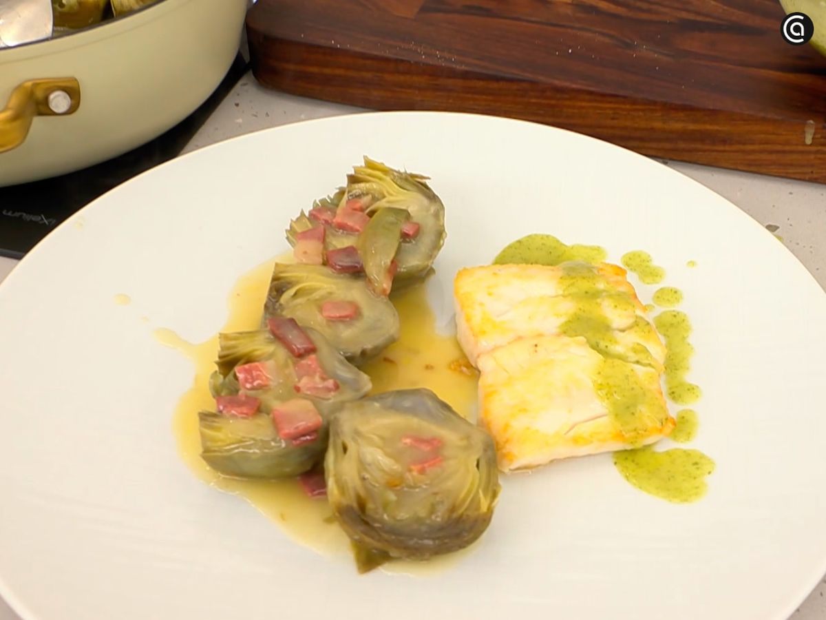 Acompaña la merluza con alcachofas y la salsa de cilantro por encima