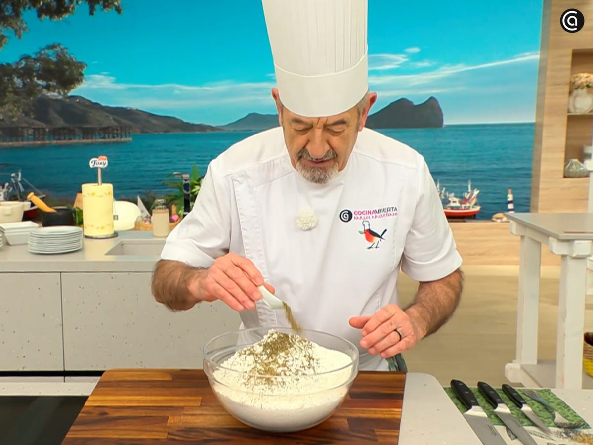 En un bol, mezcla la sal gruesa, la harina, el tomillo, el romero y el orégano