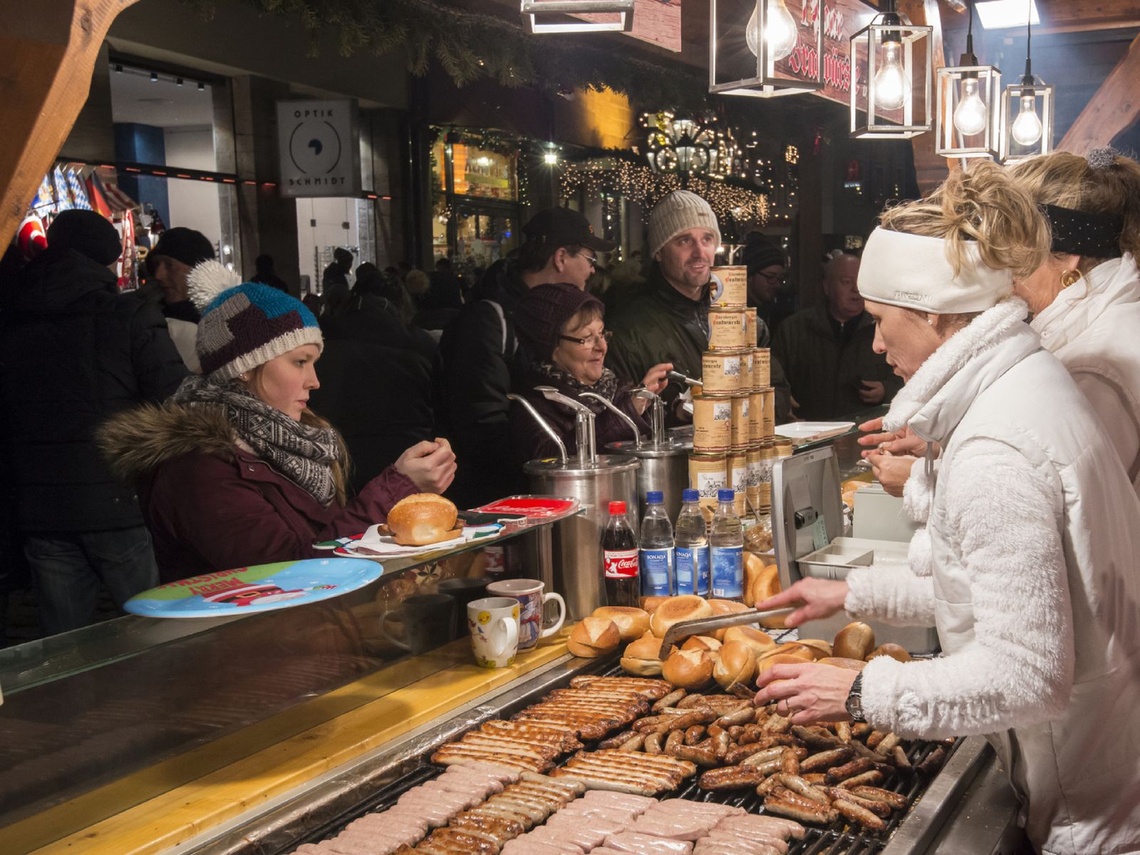 Puestos de salchichas a la parrilla en el mercado navideño de Núremberg, uno de los más tradicionales y concurridos de Alemania.