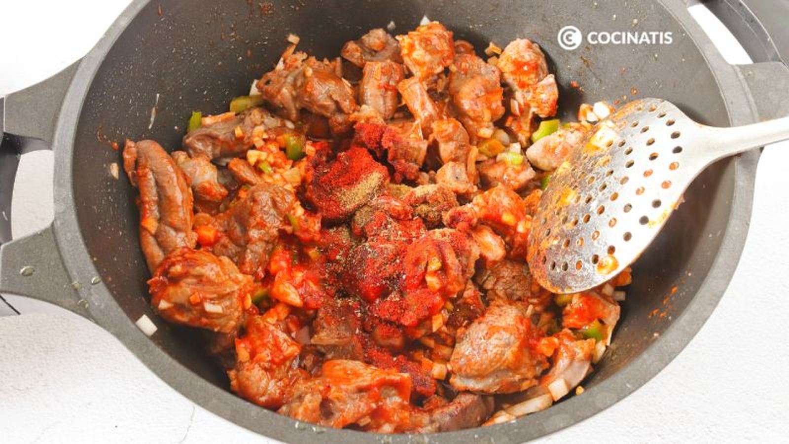 Añadimos las especias al guiso de carne Añadimos las especias al guiso de carne