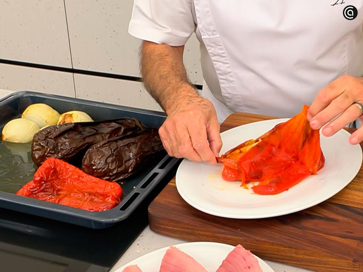 Asa las hortalizas, pélalas después y trocéalas en tiras