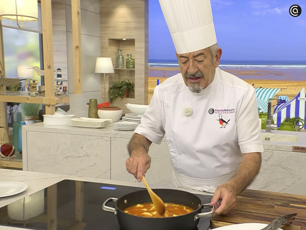 Añade las patatas y cocina el guiso