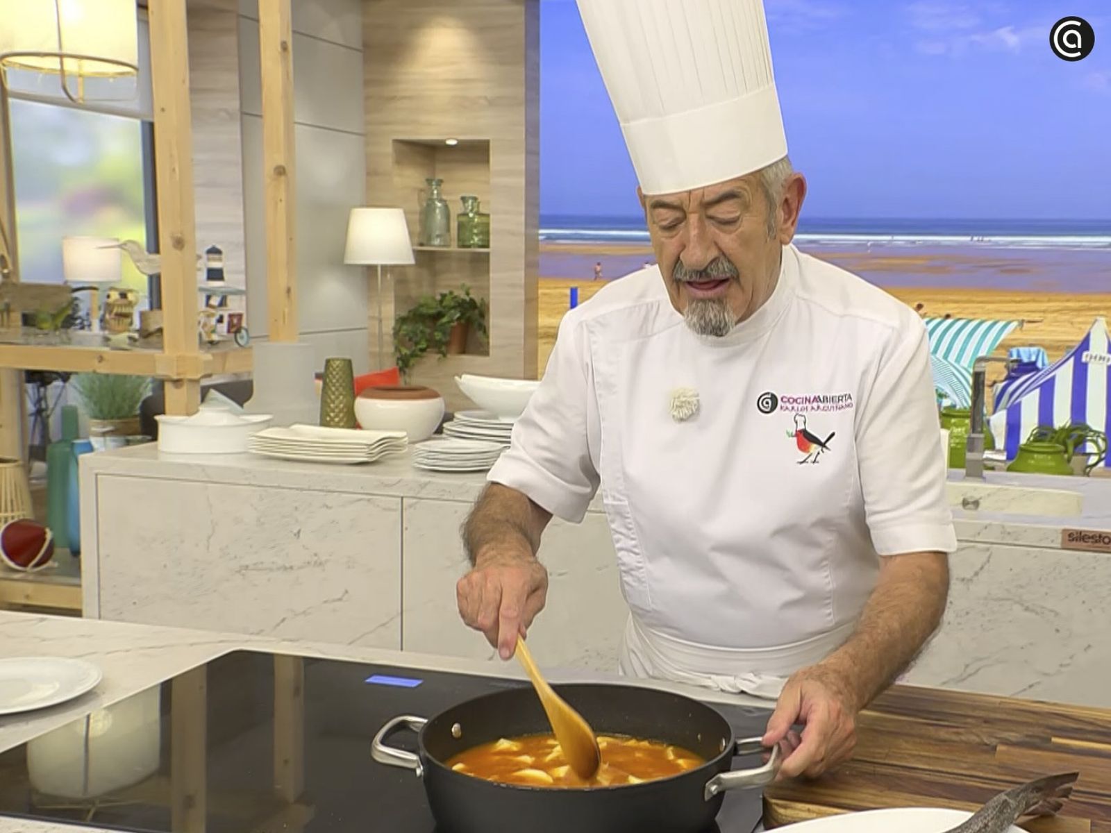 Añade las patatas y cocina el guiso Añade las patatas y cocina el guiso