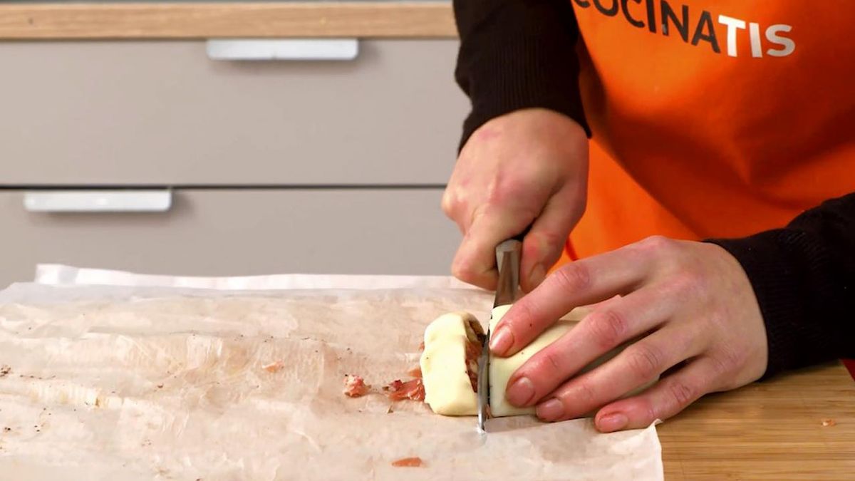 Palmeritas de hojaldre saladas (aceitunas, paté de aceitunas y jamón con tomate)  paso 4