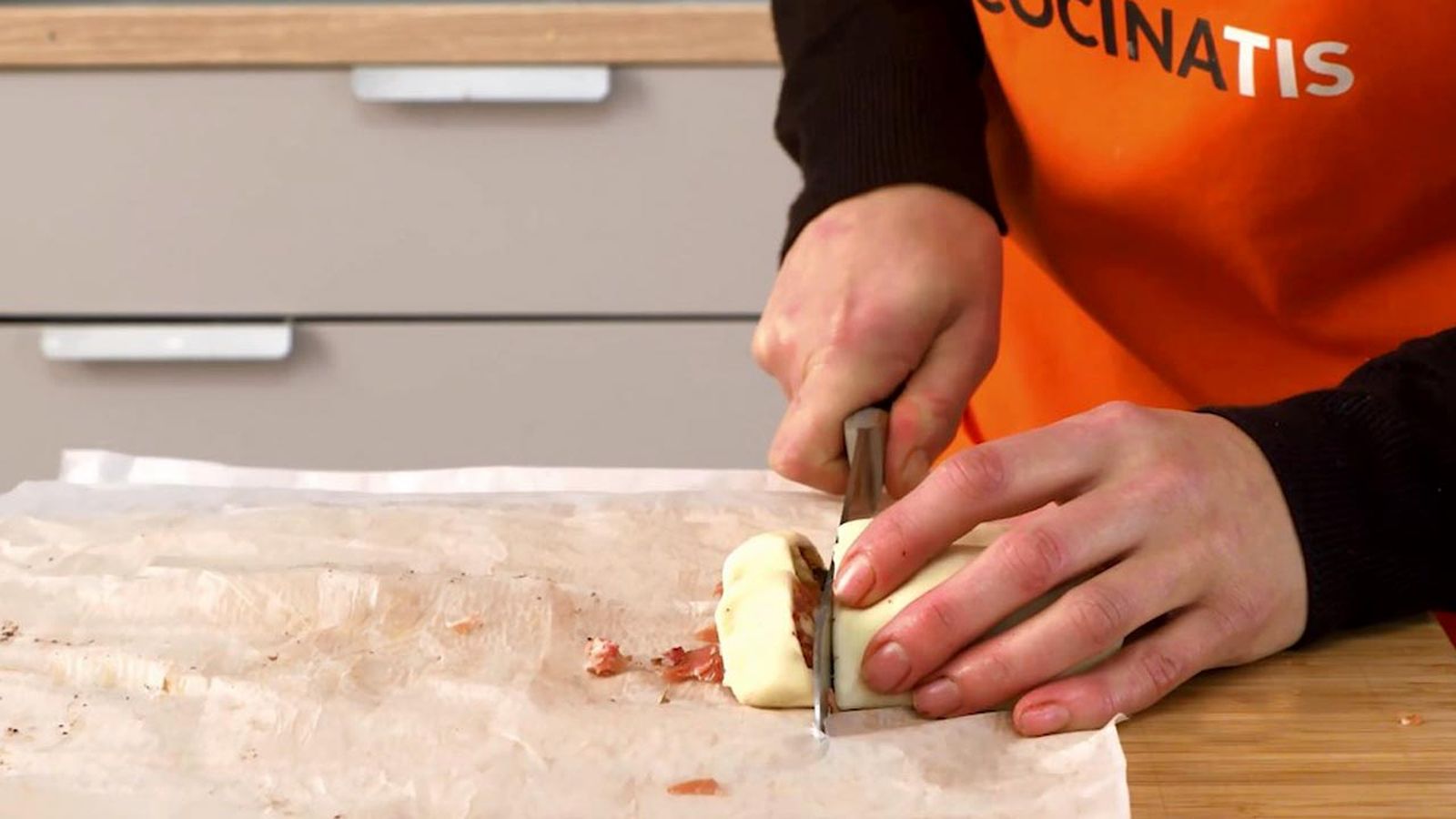 Palmeritas de hojaldre saladas (aceitunas, paté de aceitunas y jamón con tomate)  paso 4