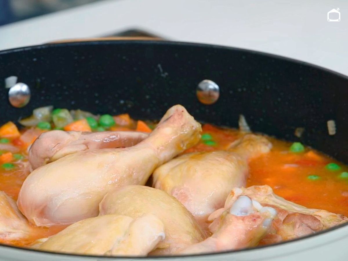 Añade el pollo a la salsa jardinera