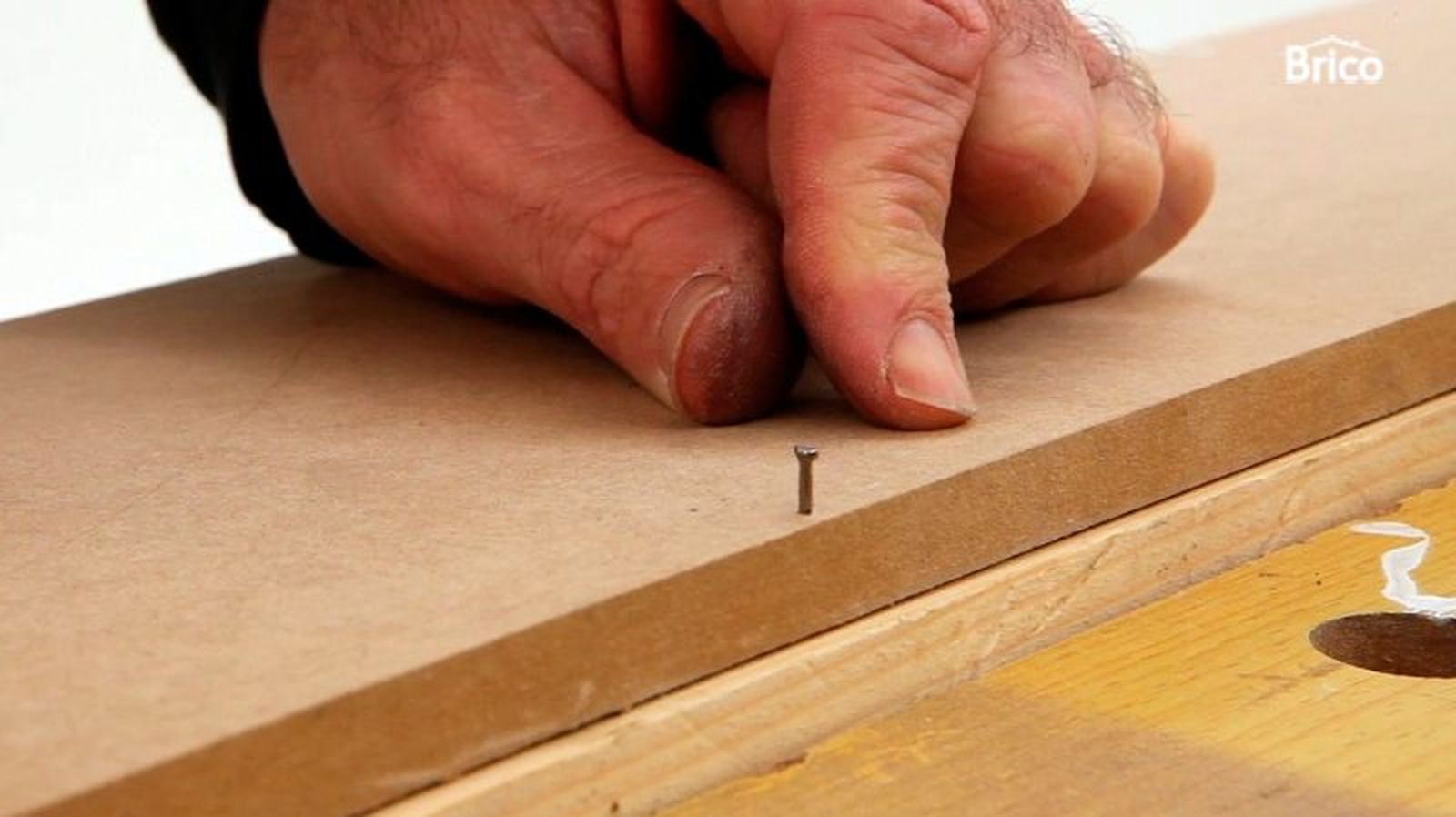 Clavo en un tablero de madera Clavo en un tablero de madera