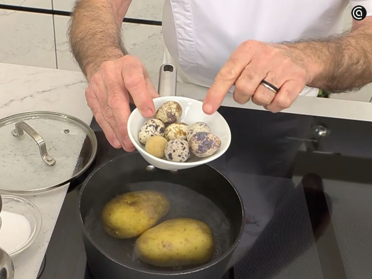 Karlos Arguiñano presenta los huevos de codorniz antes de cocerlos.