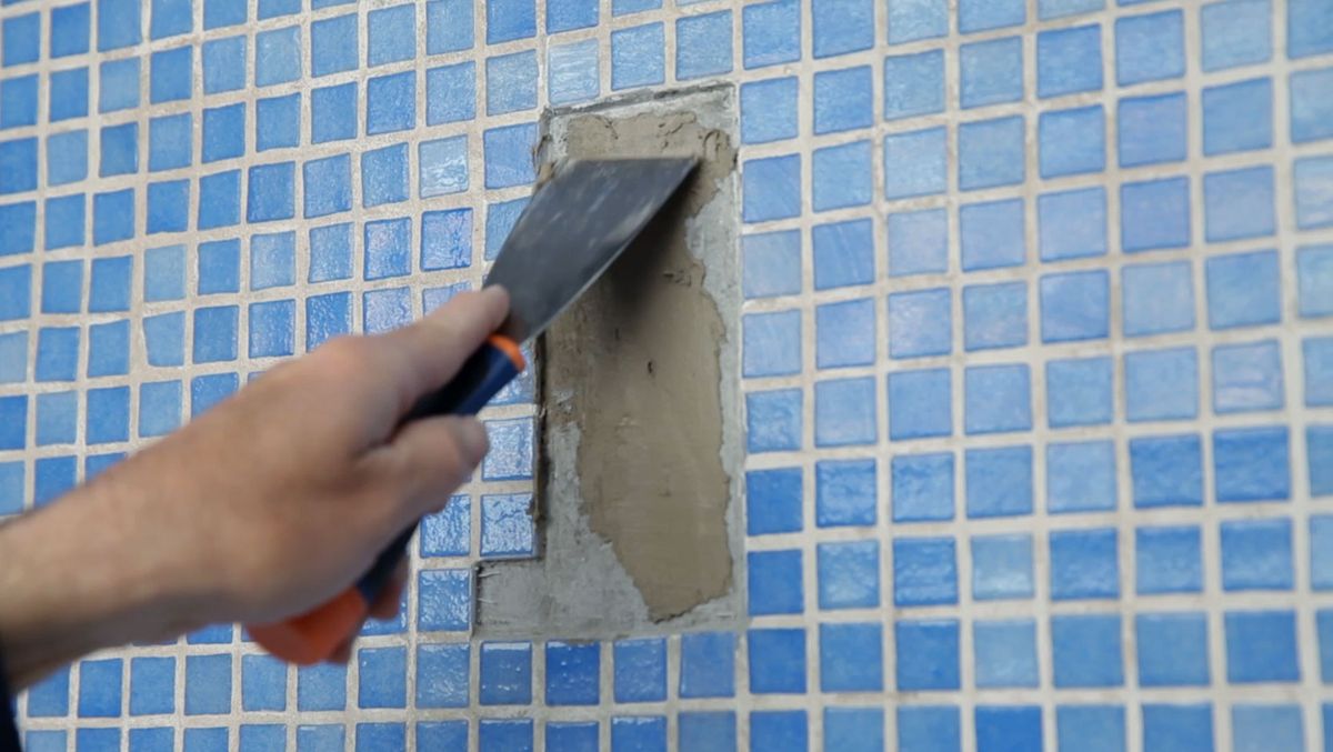 Cómo arreglar baldosas de piscina paso 4