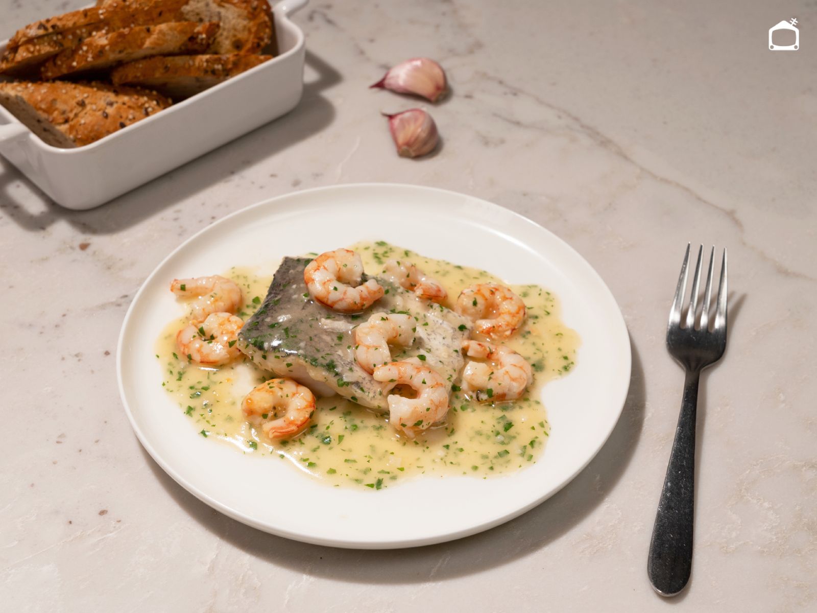 Merluza con gambas recién preparada, un plato jugoso y lleno de sabor marinero.