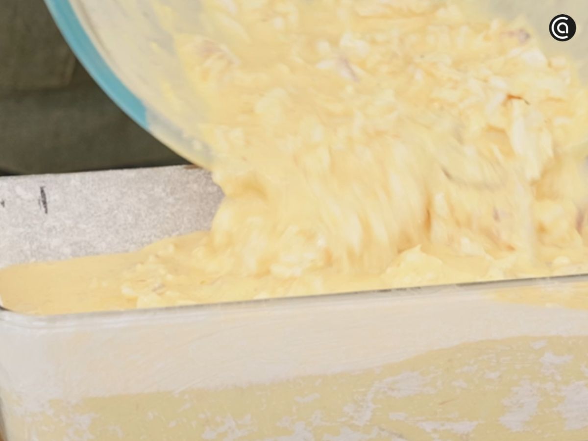 La preparación se vierte en el molde enharinado y listo para ir al horno.