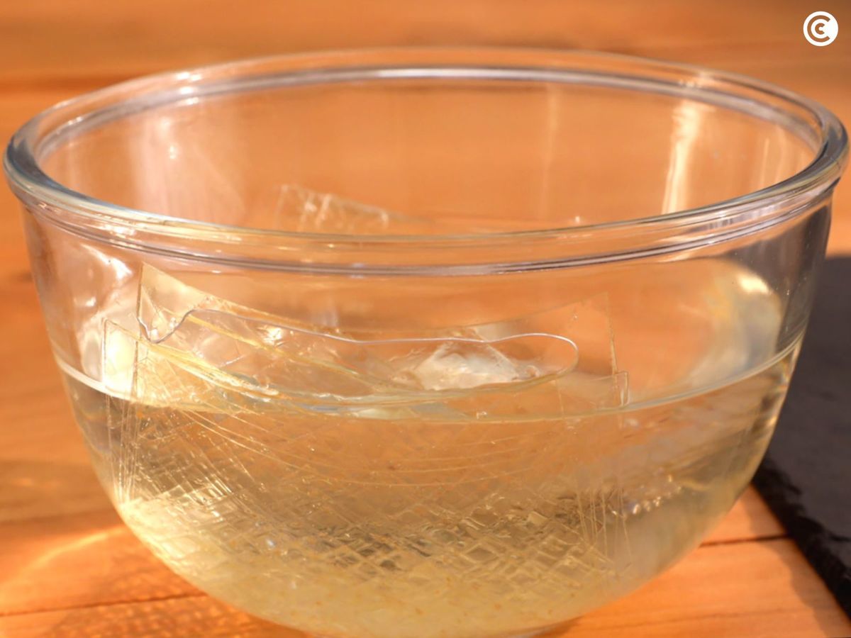 Hidratar la gelatina para la tarta de queso sin horno