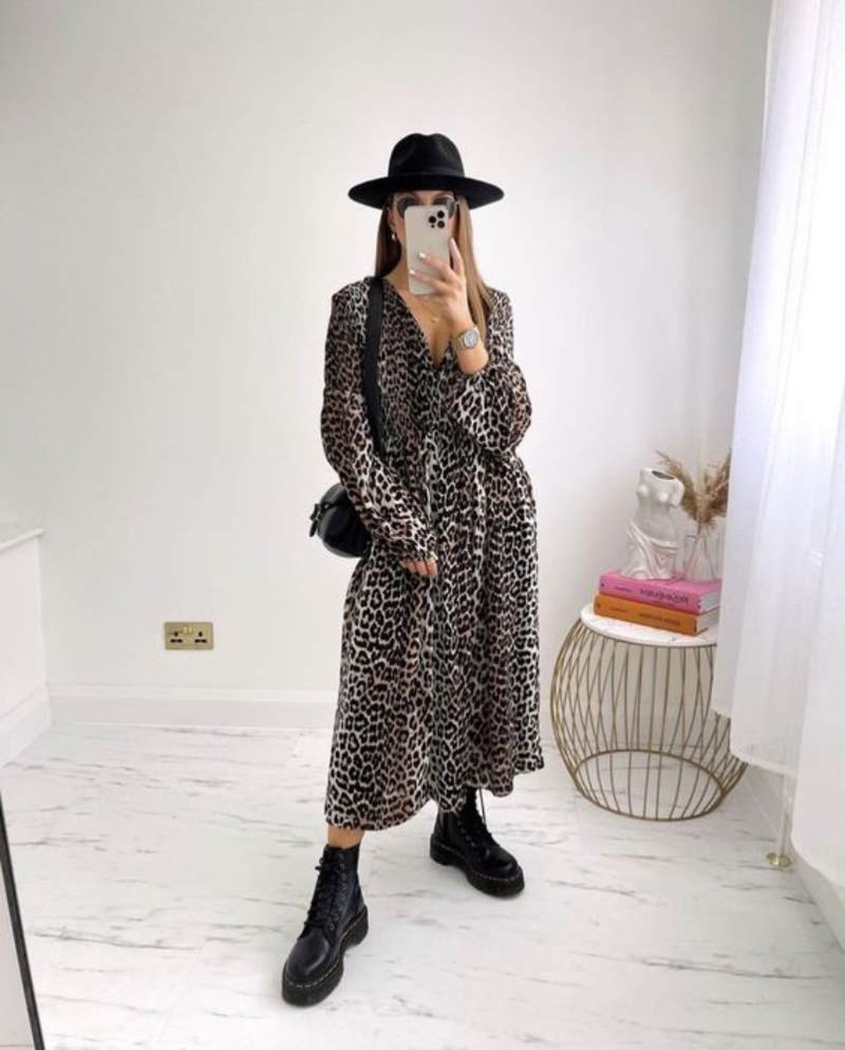 Botas militares con vestido largo