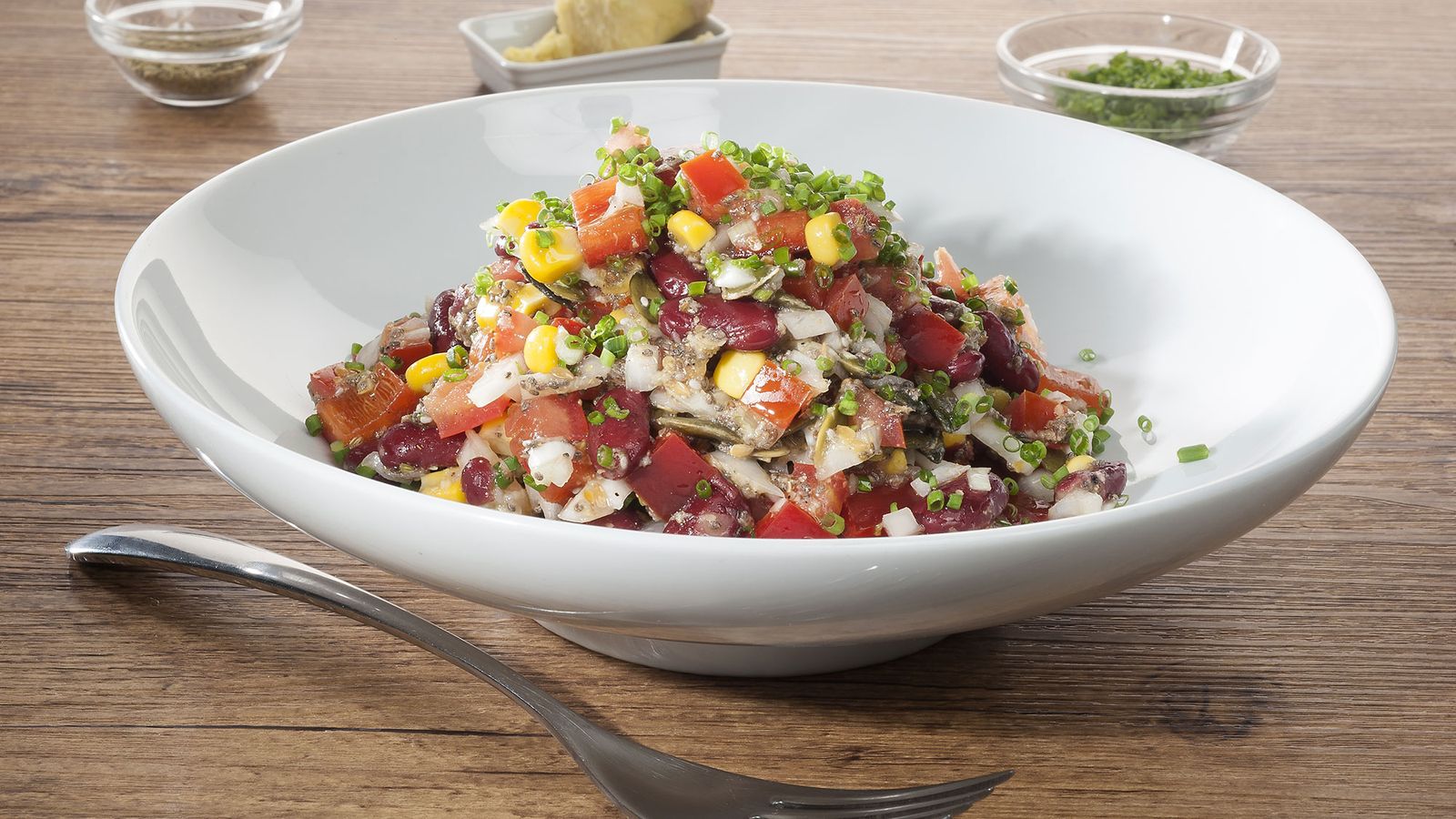 Ensalada de alubias rojas, maíz y semillas