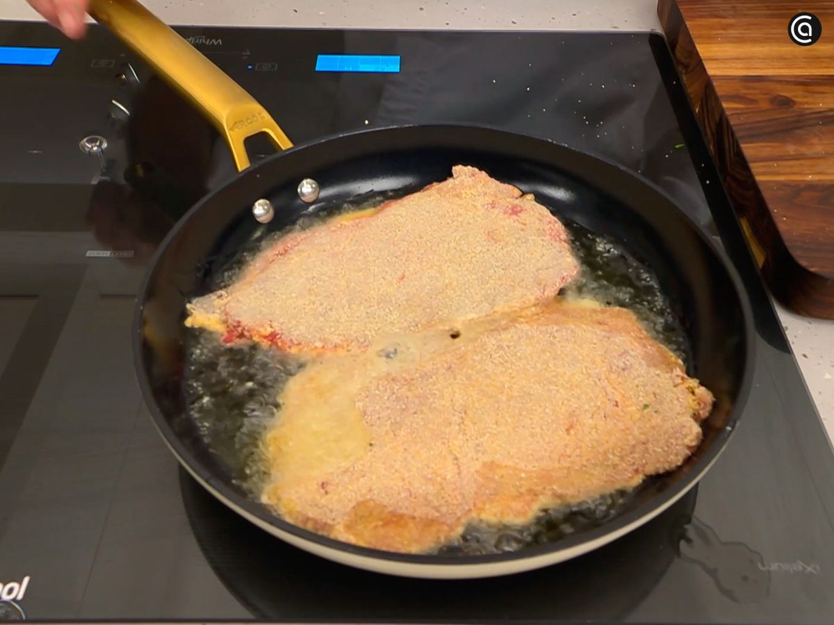 Fríe los cordon bleu por ambos lados hasta que queden dorados y crujientes