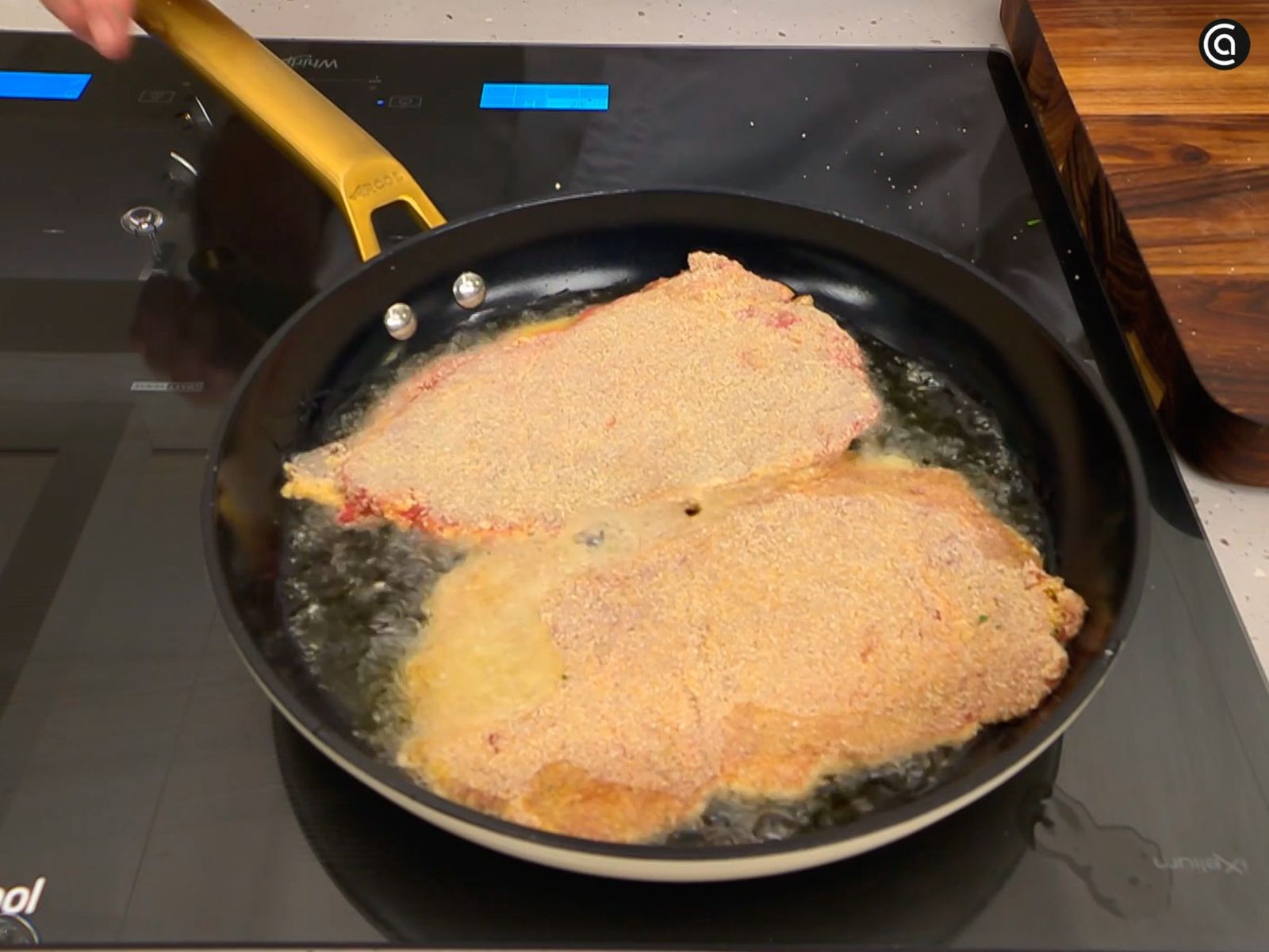 Fríe los cordon bleu por ambos lados hasta que queden dorados y crujientes