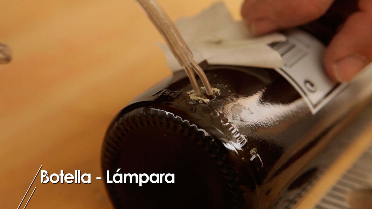 Cómo hacer una lámpara de mesa con una botella de cristal paso 4