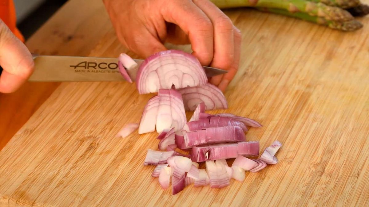 Tortilla de patatas con cebolla y espárragos trigueros   paso 2