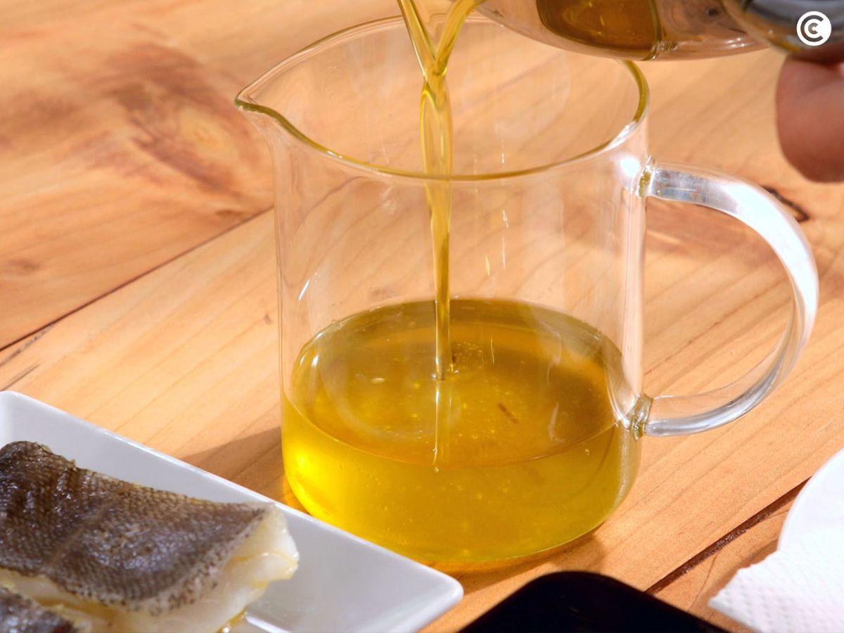 Reservar el aceite para hacer el bacalao al pil pil en una jarra