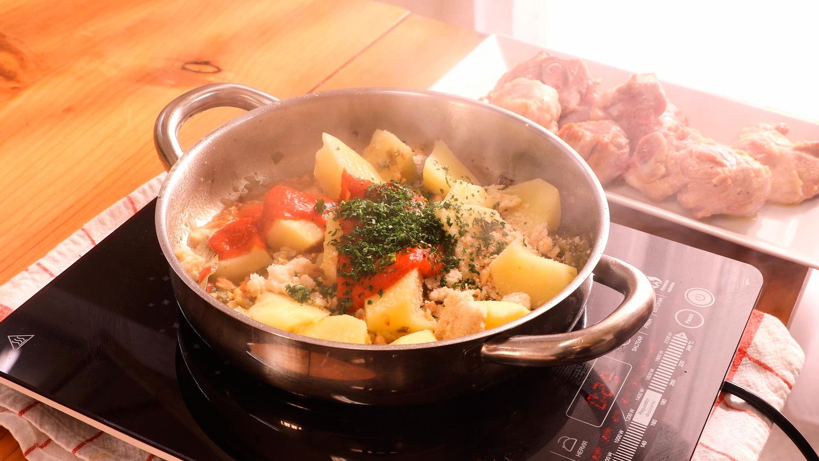 Mezcla bien todos los ingredientes en una cazuela Receta de caldereta de cordero con patatas paso 5
