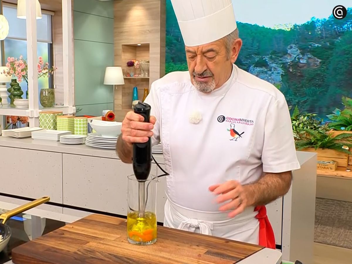 Bate los ingredientes para obtener una mahonesa de ajo suave