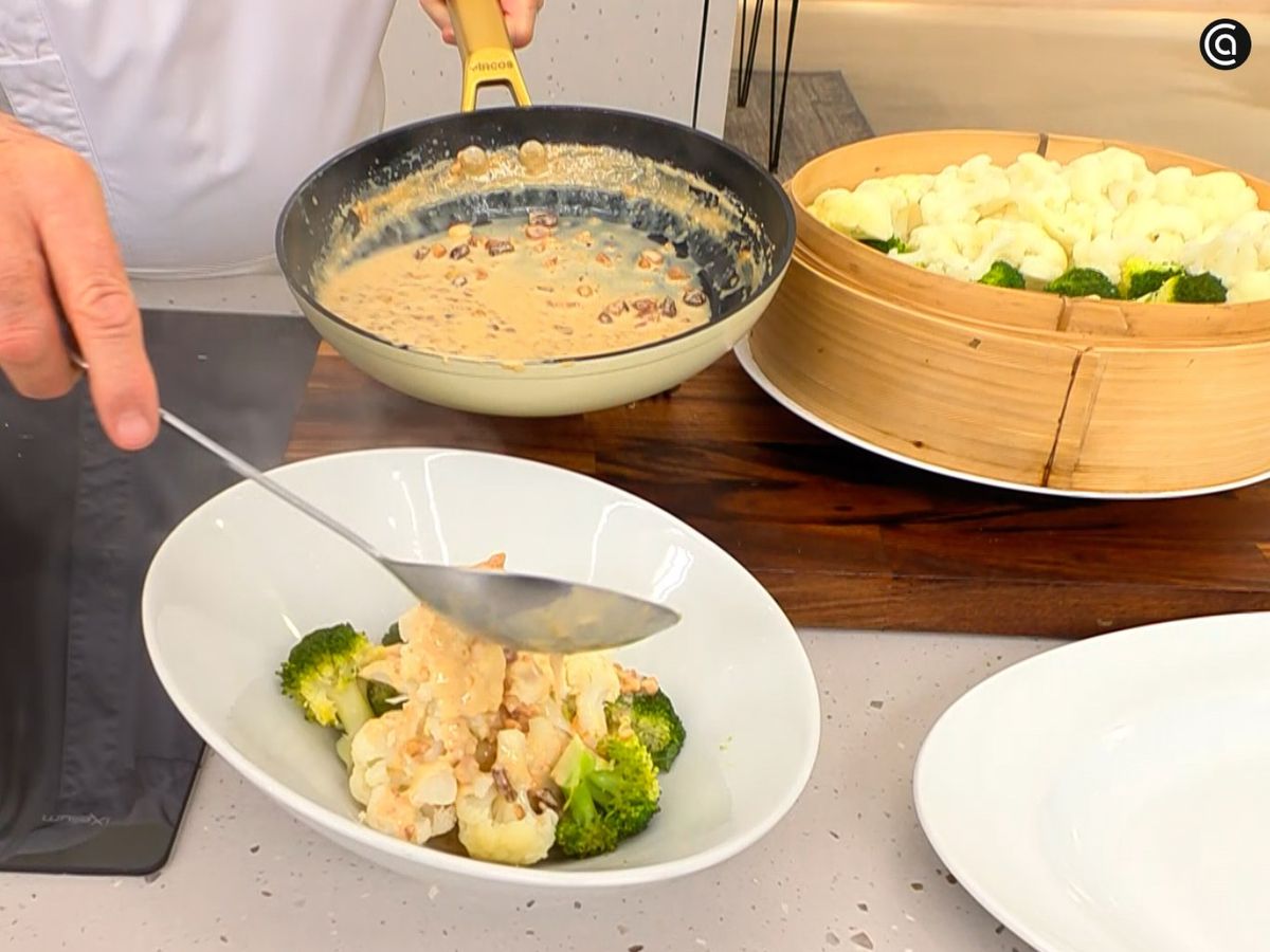 Coloca el brócoli y la coliflor en el plato y añade la salsa de avellanas