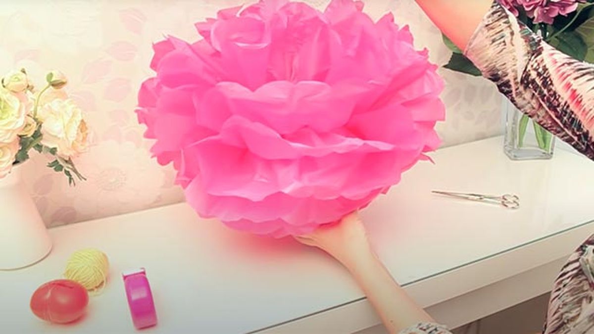 como hacer flores de papel grandes paso 8