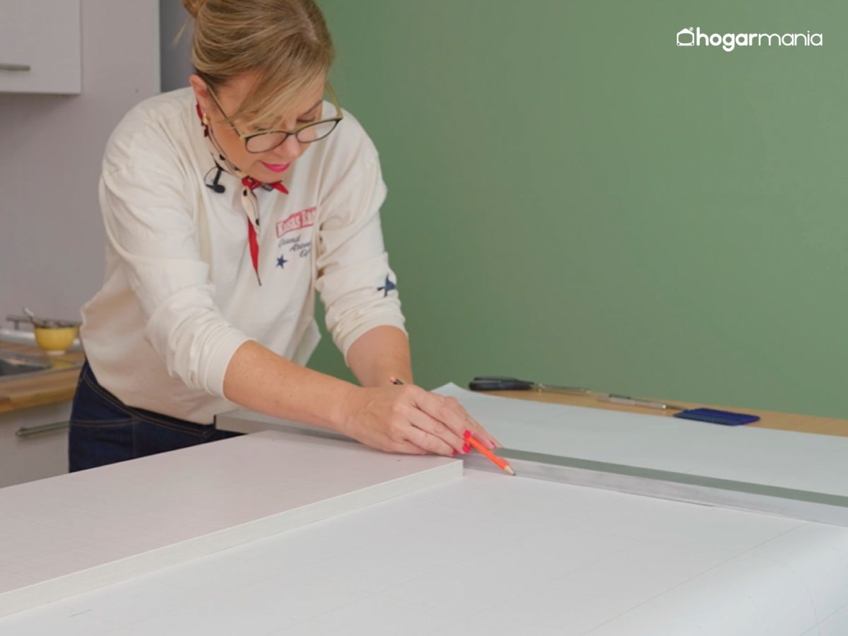 Medir y marcar el vinilo con precisión, dejando unos centímetros de margen por los bordes.