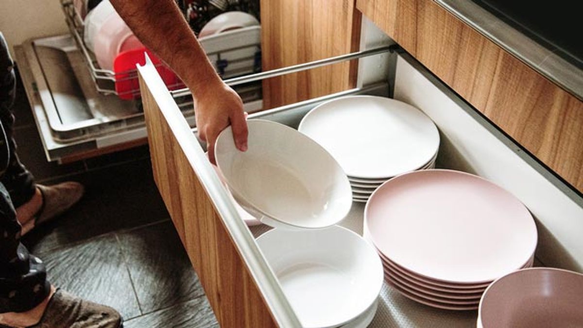 trucos consejos para mantener la cocina limpia y ordenada vajilla cuberteria