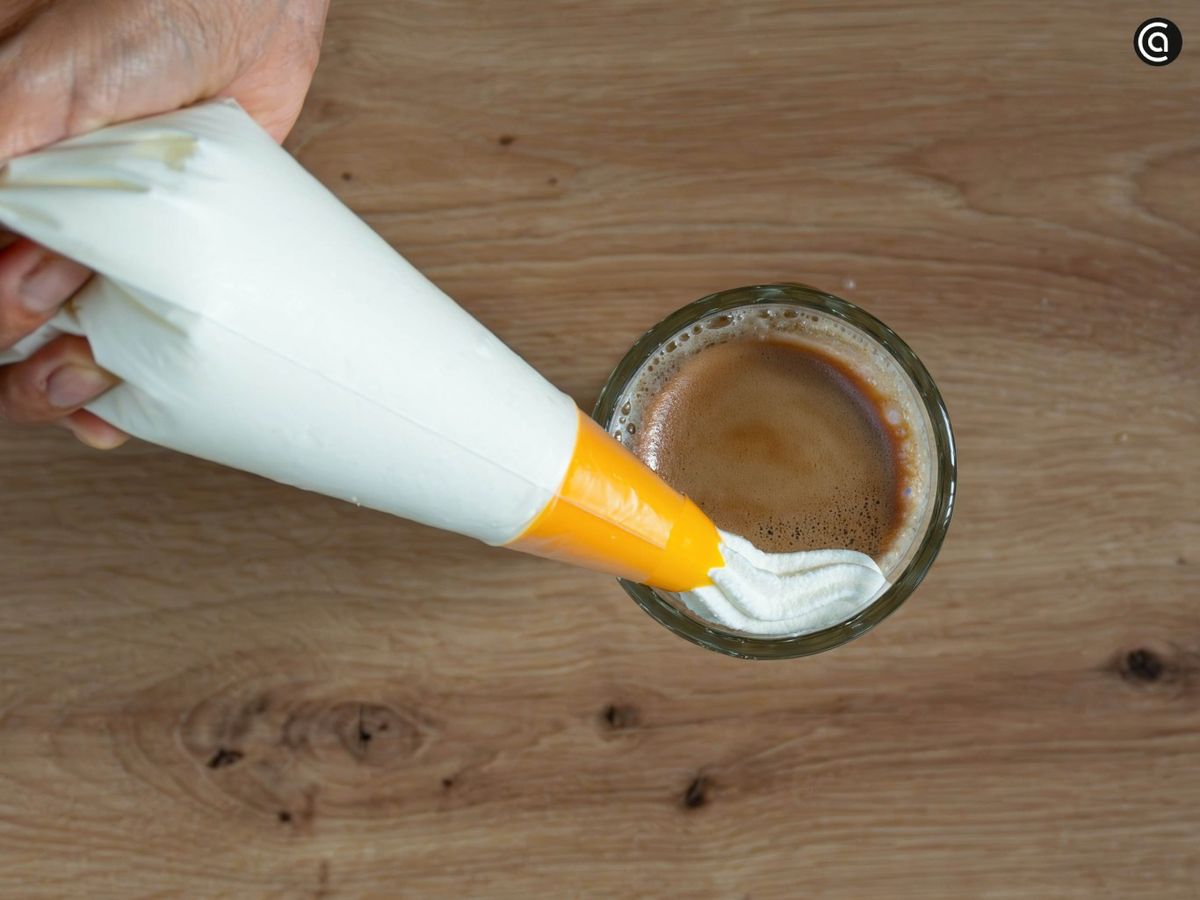 Rellena una manga pastelera con nata montada