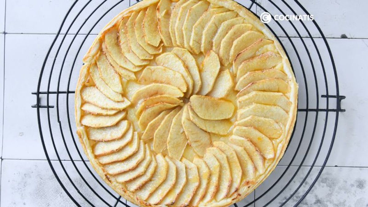 Dejamos enfriar la tarta de manzana sobre una rejilla