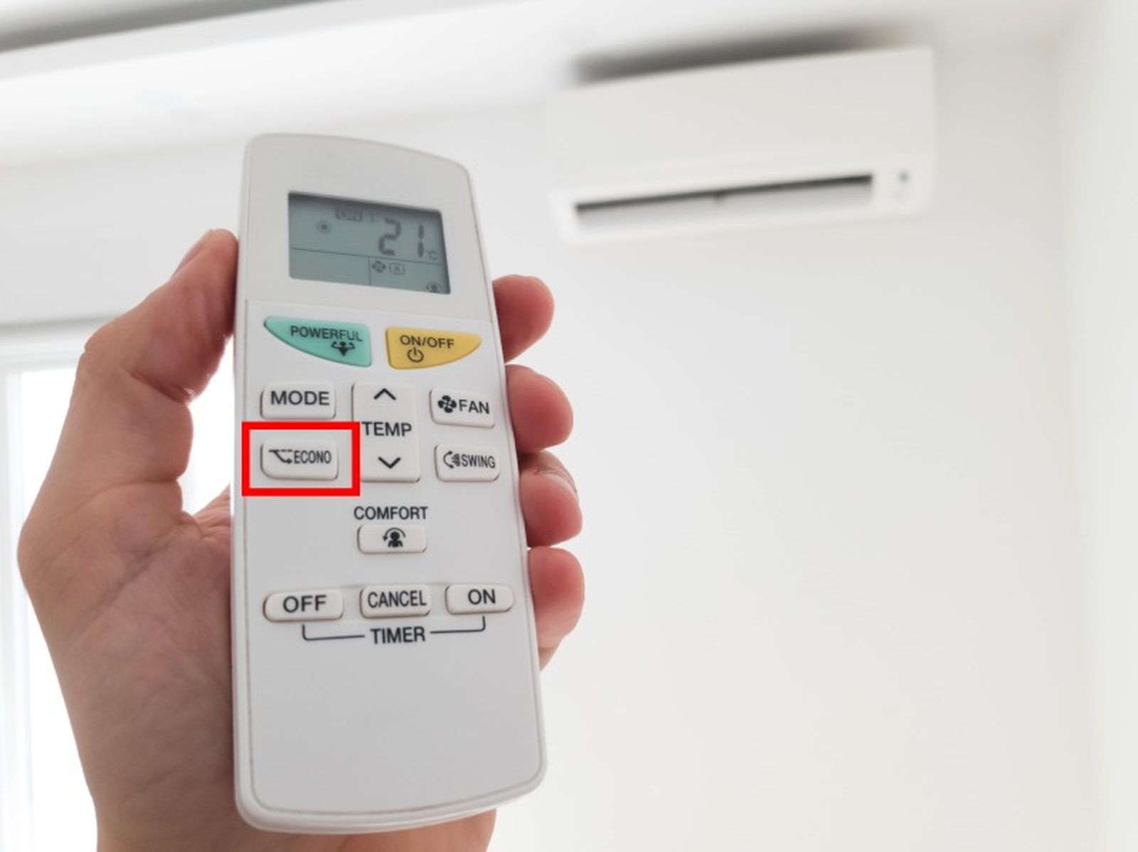 Botón ECONO activa el modo ahorro en el aire acondicionado