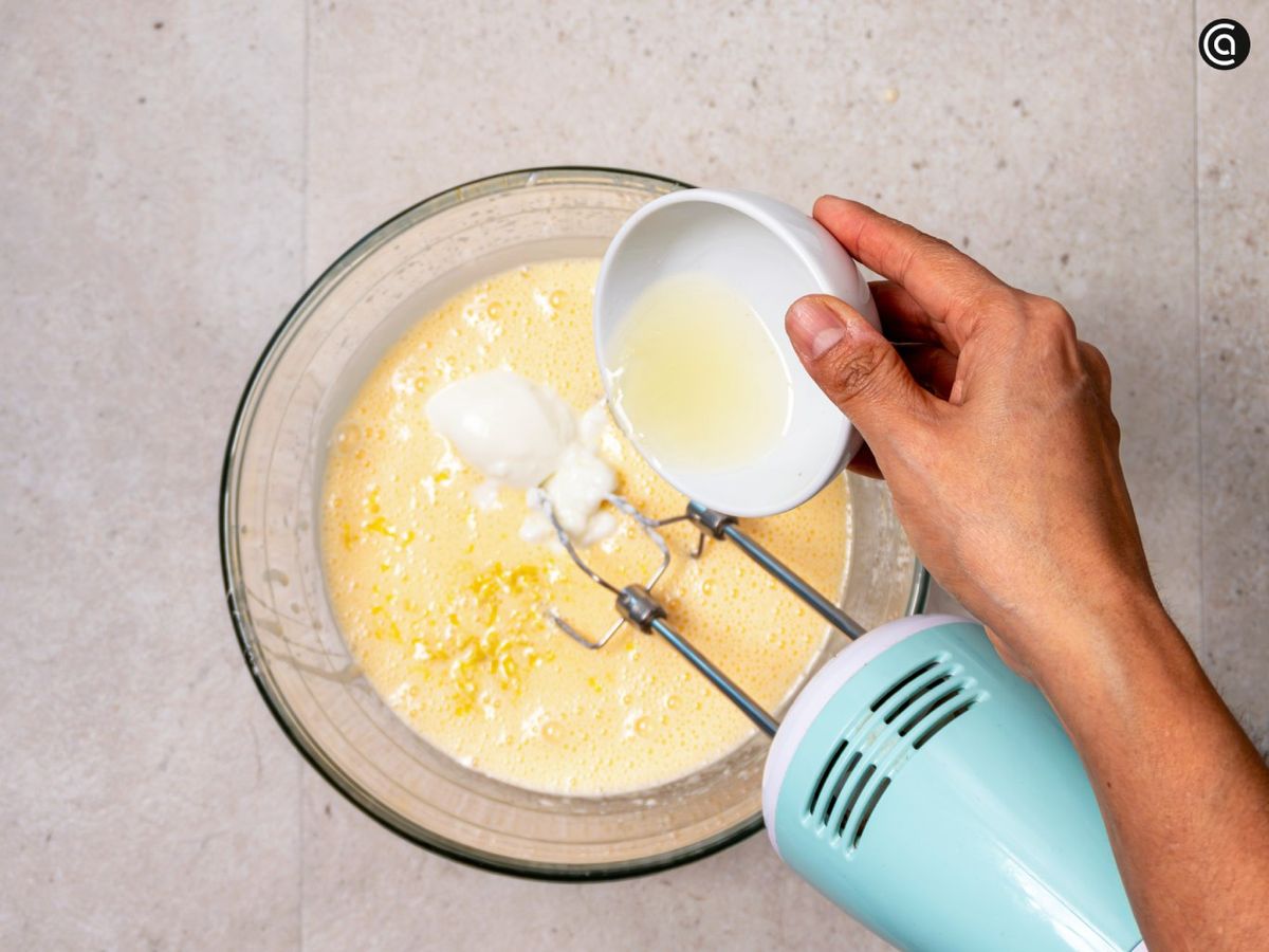 Incorpora el yogur junto con el zumo y la ralladura para aportar más sabor