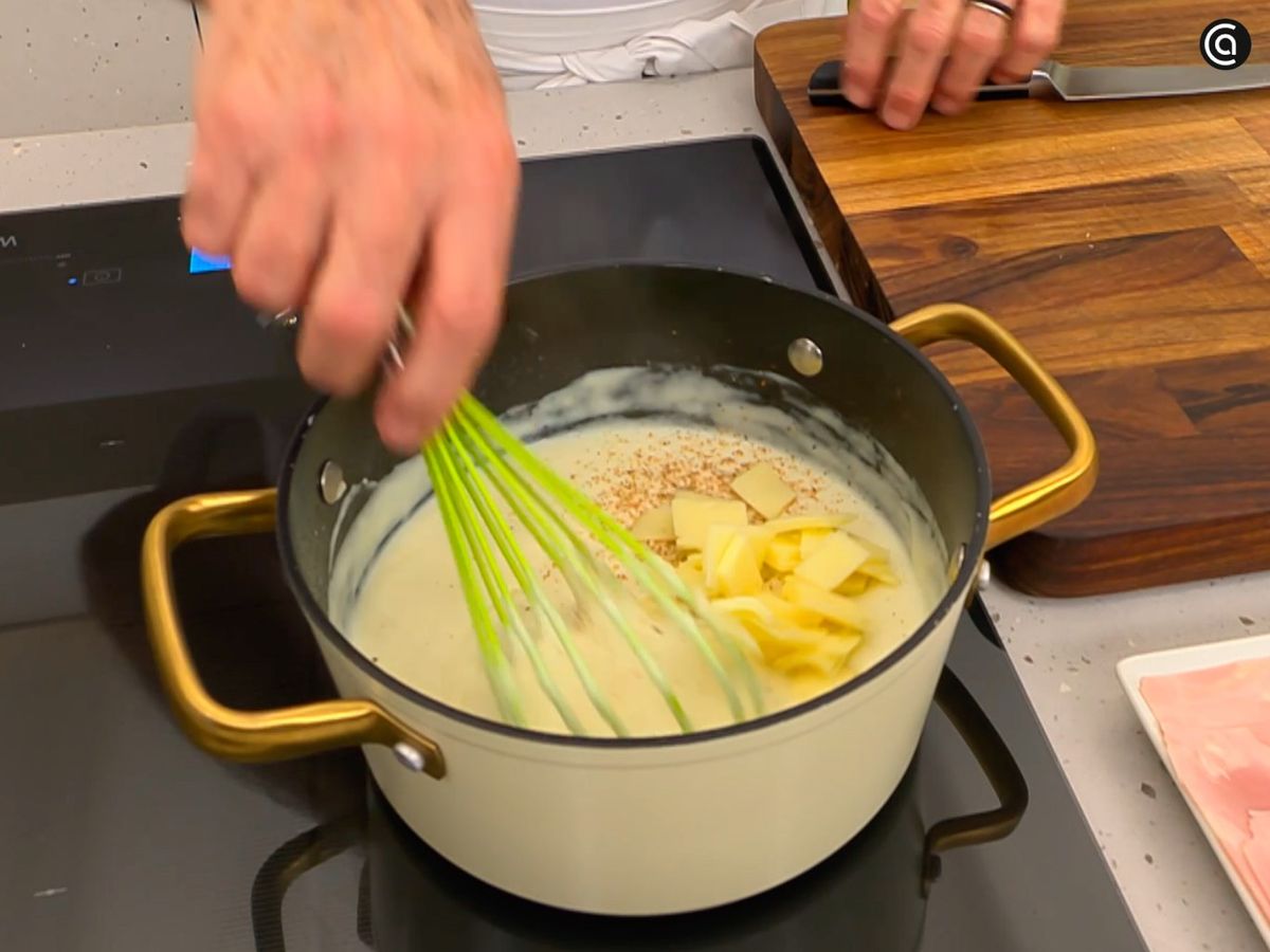 Añade queso a la bechamel