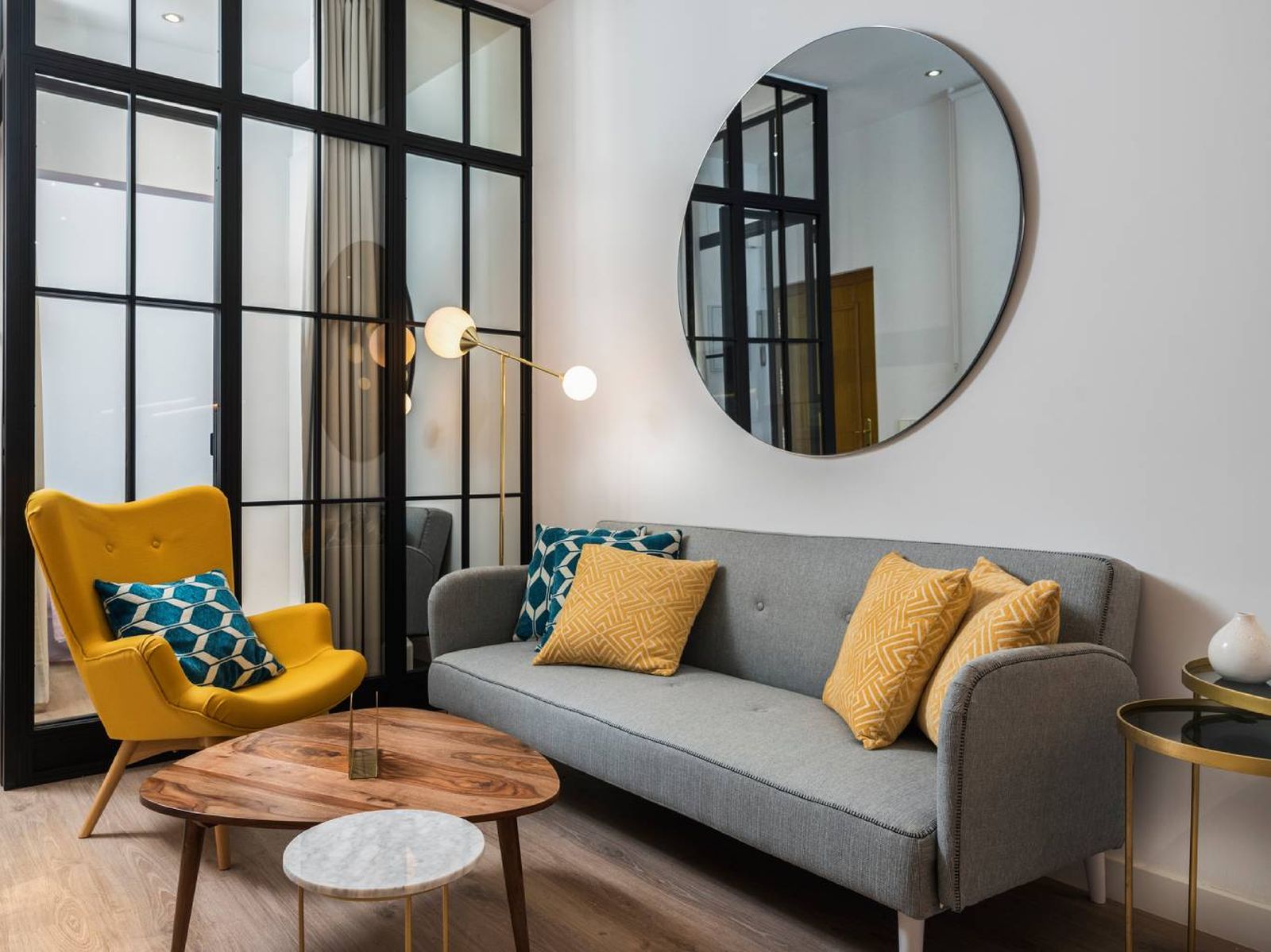 El gris y el amarillo crean contraste en este salón de inspiración industrial con toques retro. El gris y el amarillo crean contraste en este salón de inspiración industrial con toques retro.