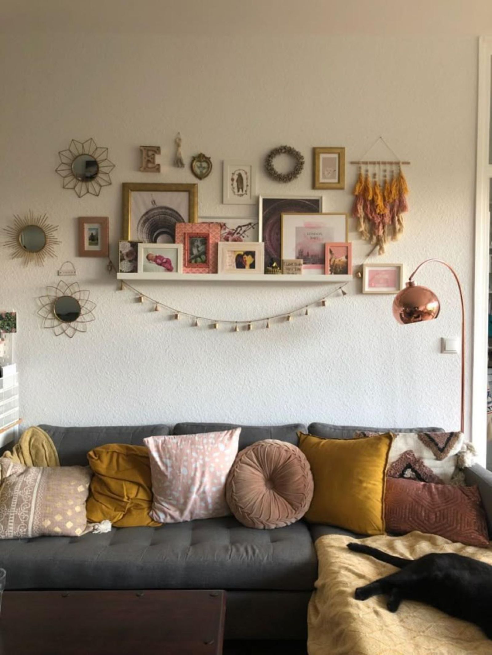 Salón con sofá gris con cojines con formas inusuales. Salón con sofá gris con cojines con formas inusuales.