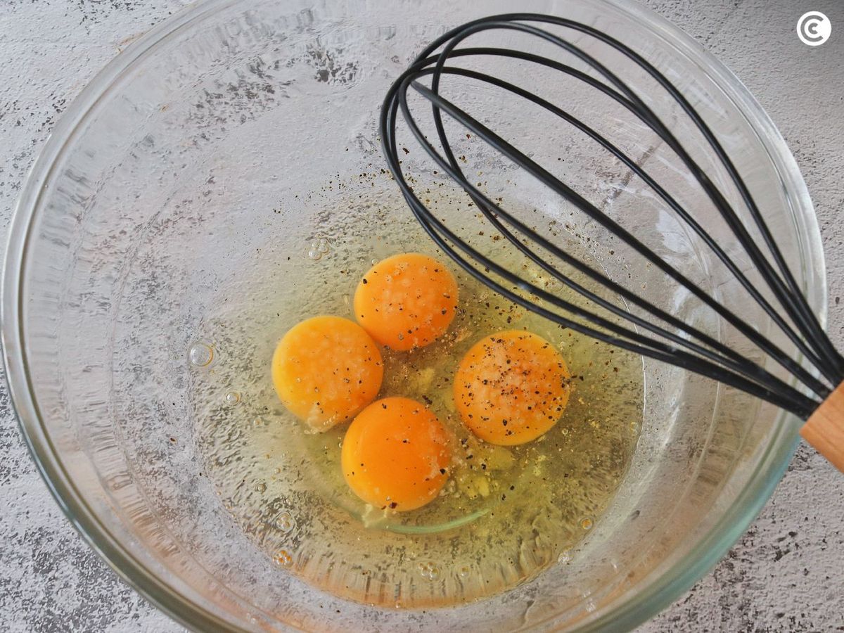 Batir los huevos para hacer los huevos pericos