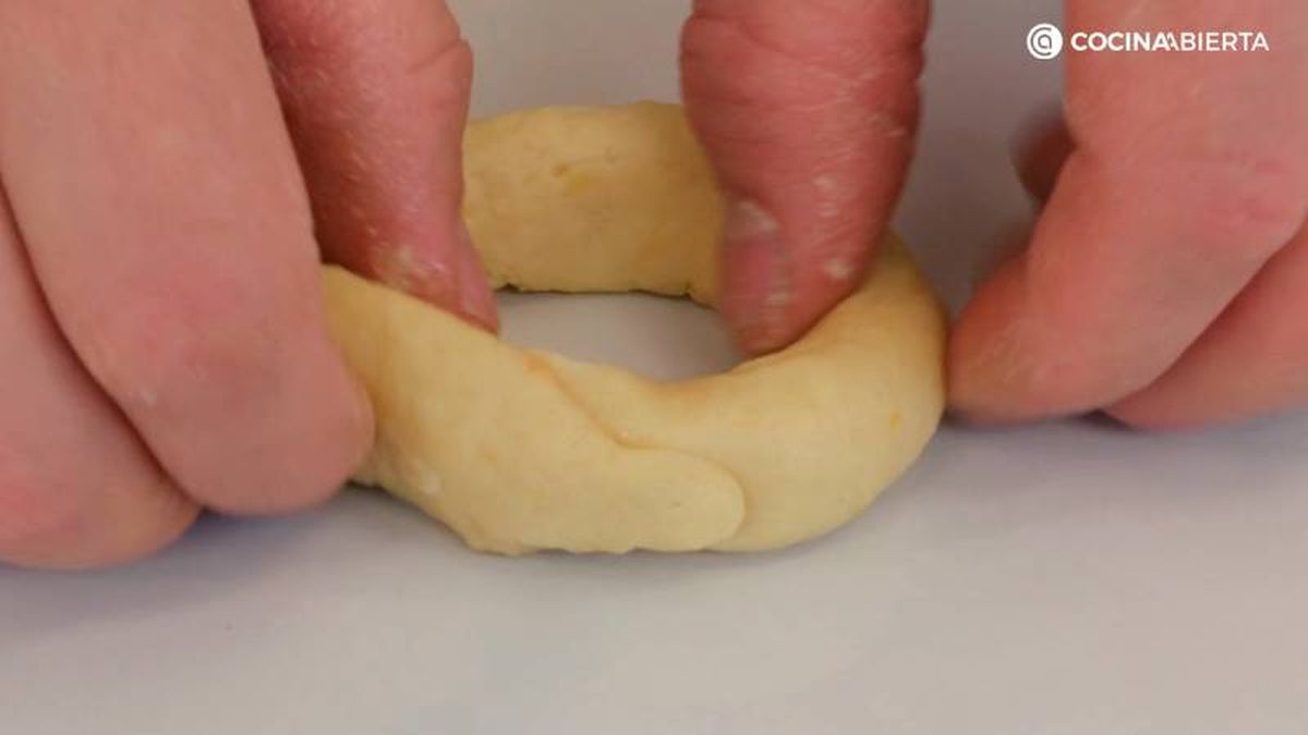 Divide la masa en porciones y dales forma de rosquillas