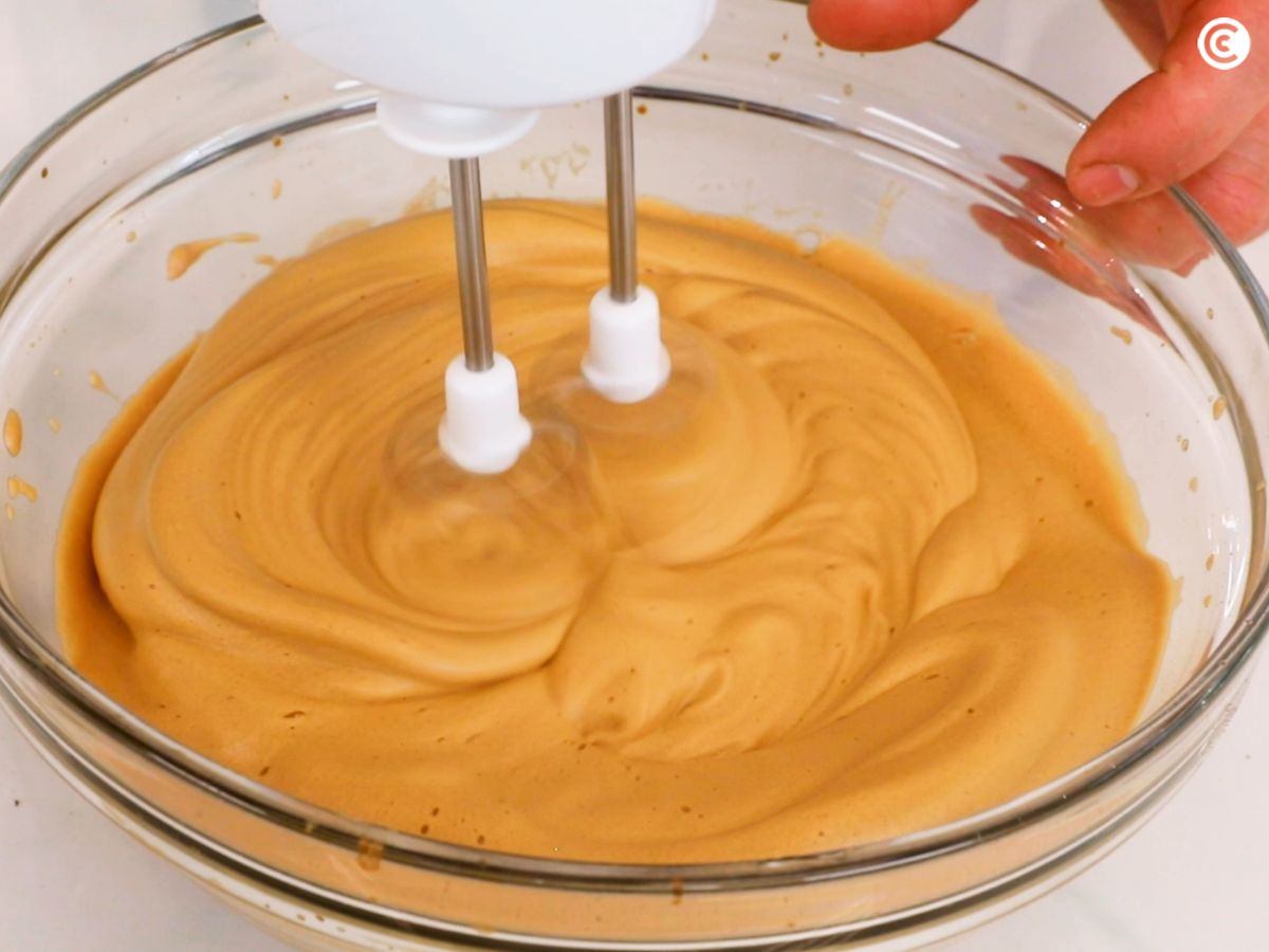 Bate la mezcla hasta que tenga textura de crema