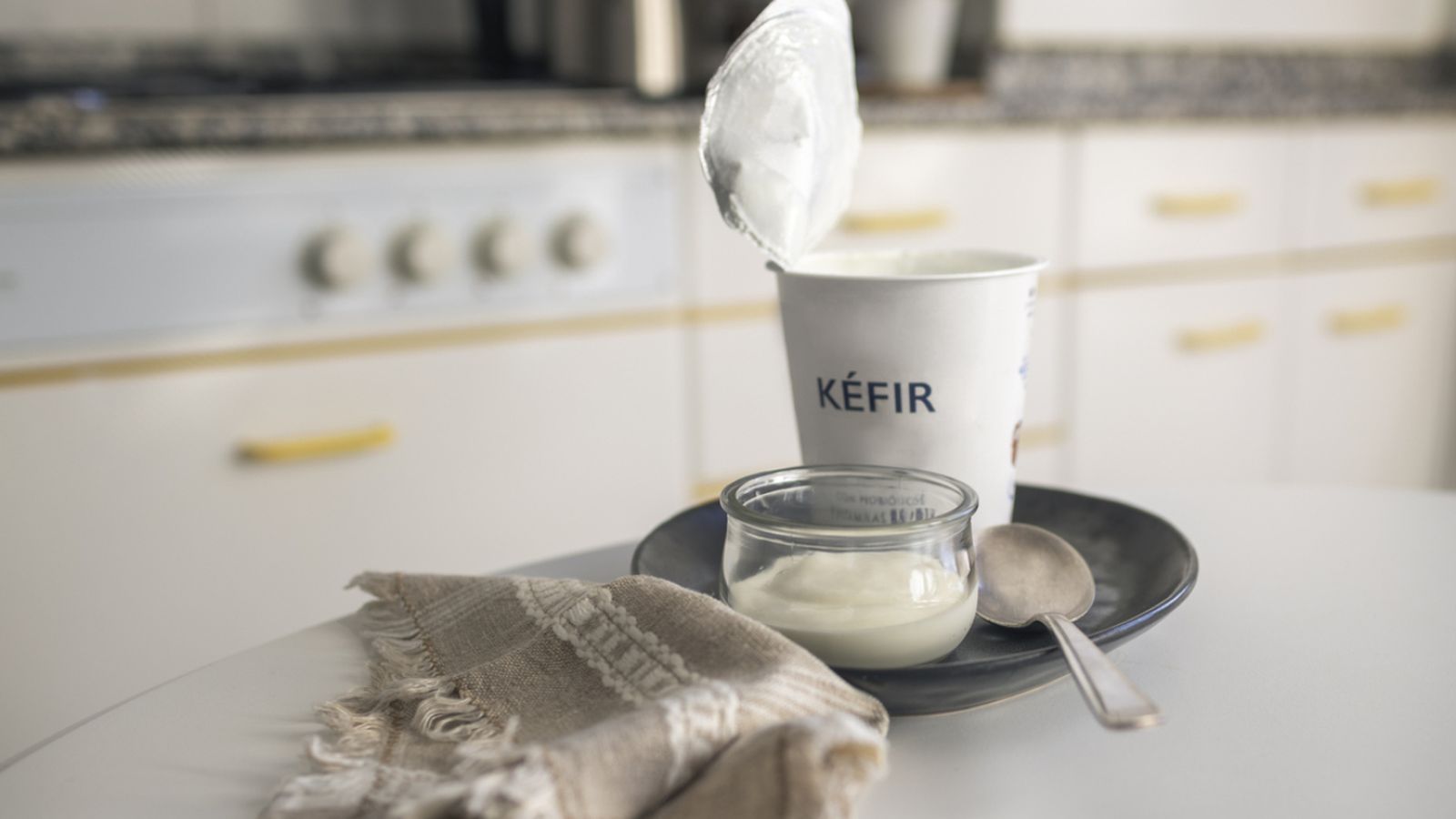 Kéfir de leche listo para consumir, una opción probiótica saludable.
