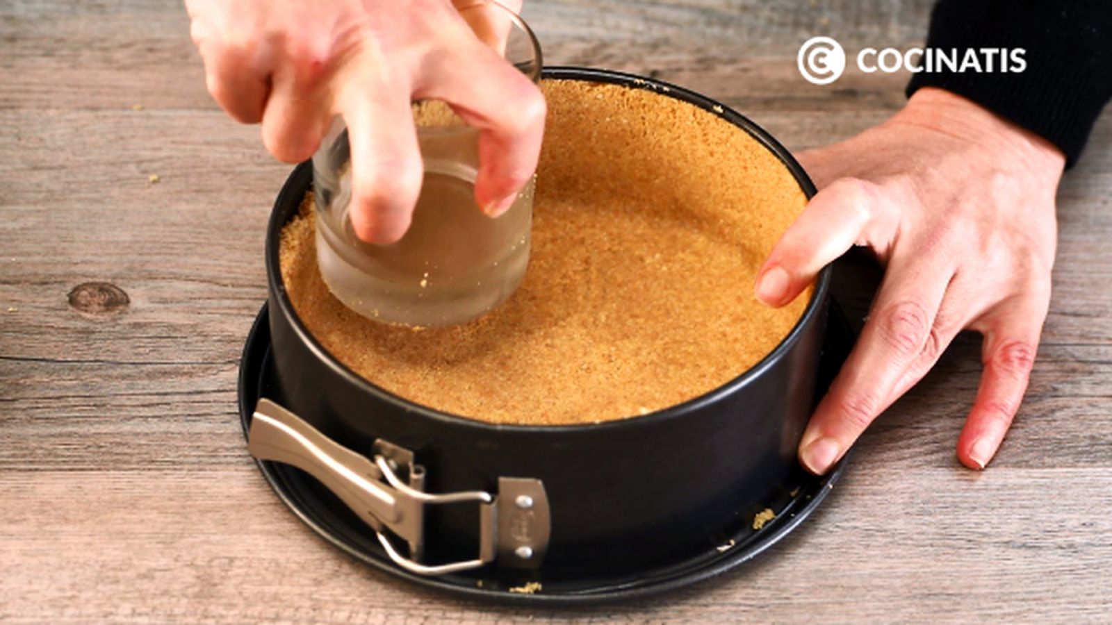 Cubre el molde con las galletas trituradas CTIS0878 receta tarta banoffe paso 2