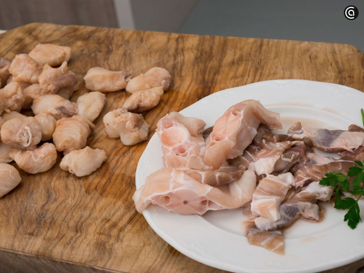 Retira la piel, las espinas y las partes oscuras antes de trocear el cazón en adobo