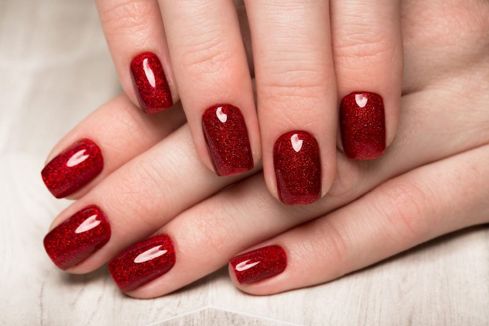 Manicura en rojo intenso o burdeos Manicura en rojo intenso o burdeos