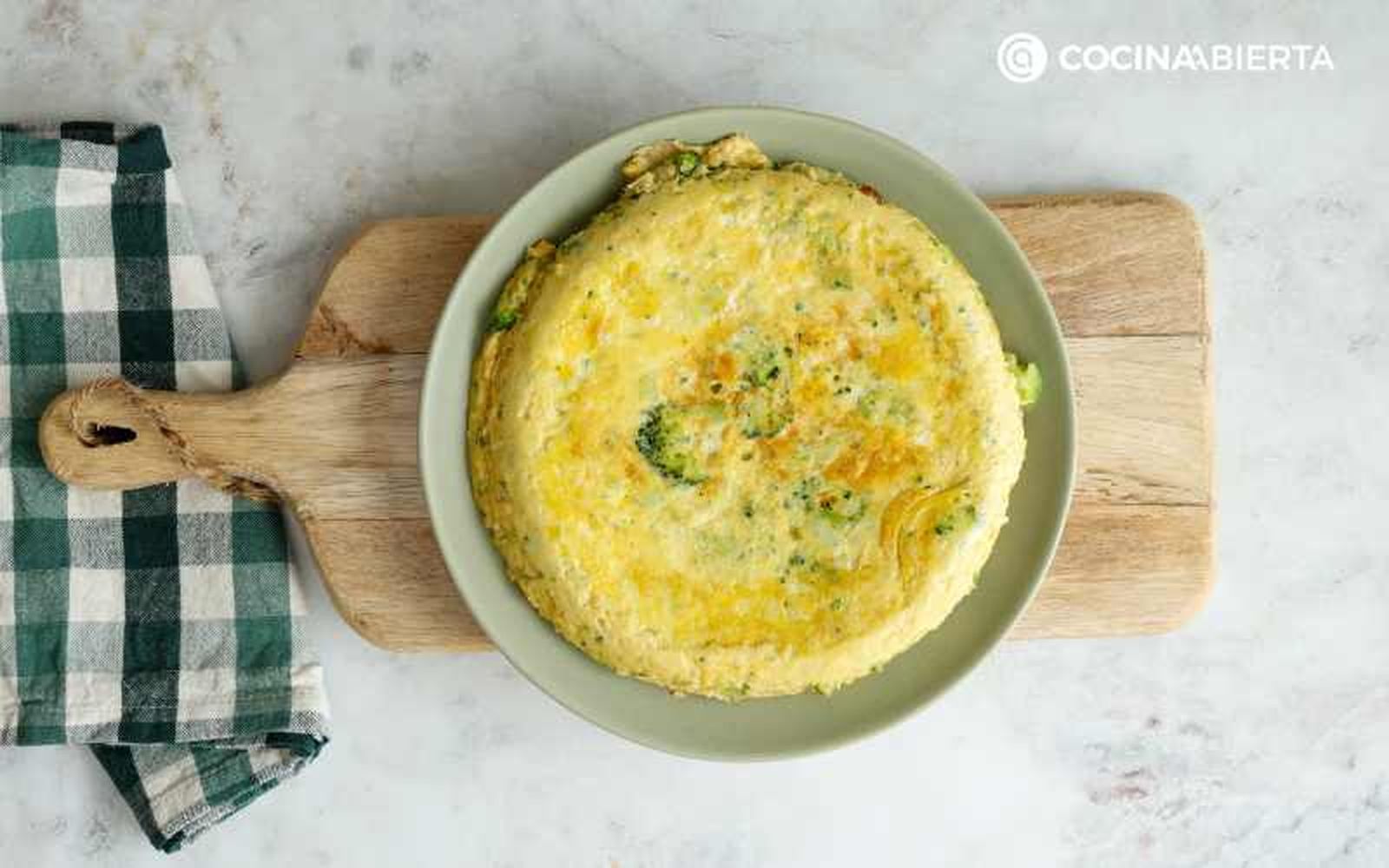 Sirve la tortilla de brócoli Sirve la tortilla de brócoli