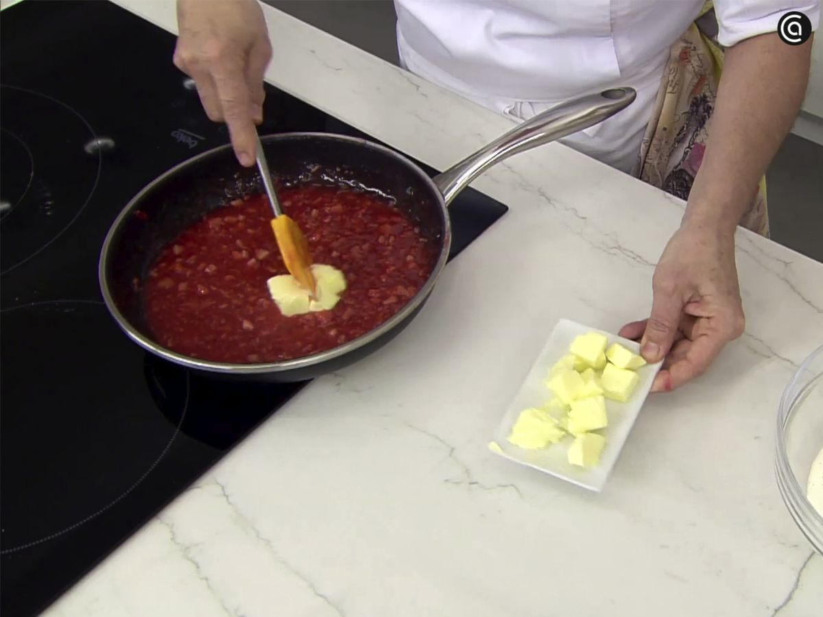 Incorpora la mantequilla a la crema de fresas