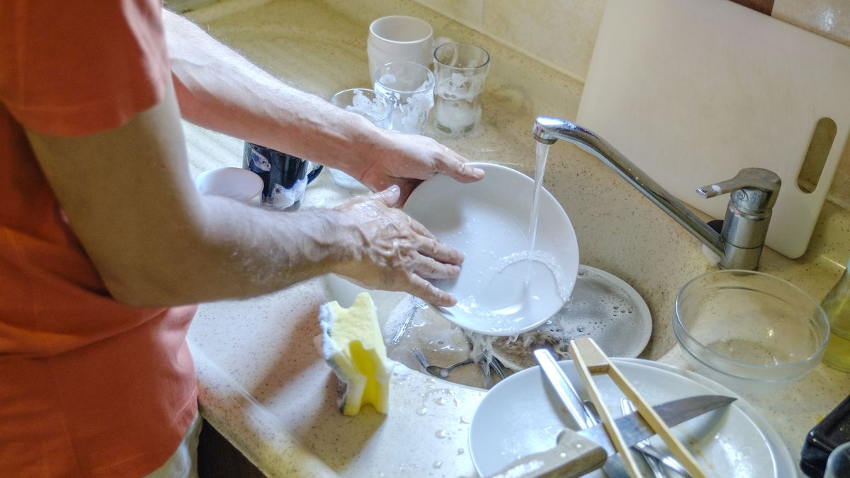 La suciedad se va acumulando en los poros de la esponja