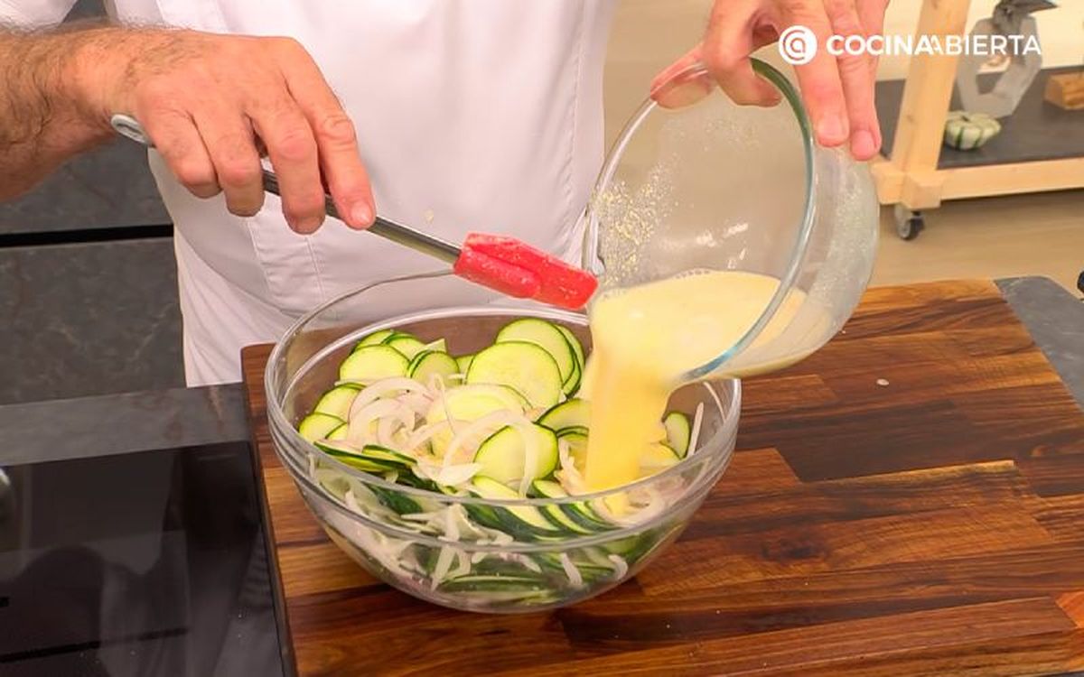 Impregna el calabacín y la cebolla con mezcla de harina