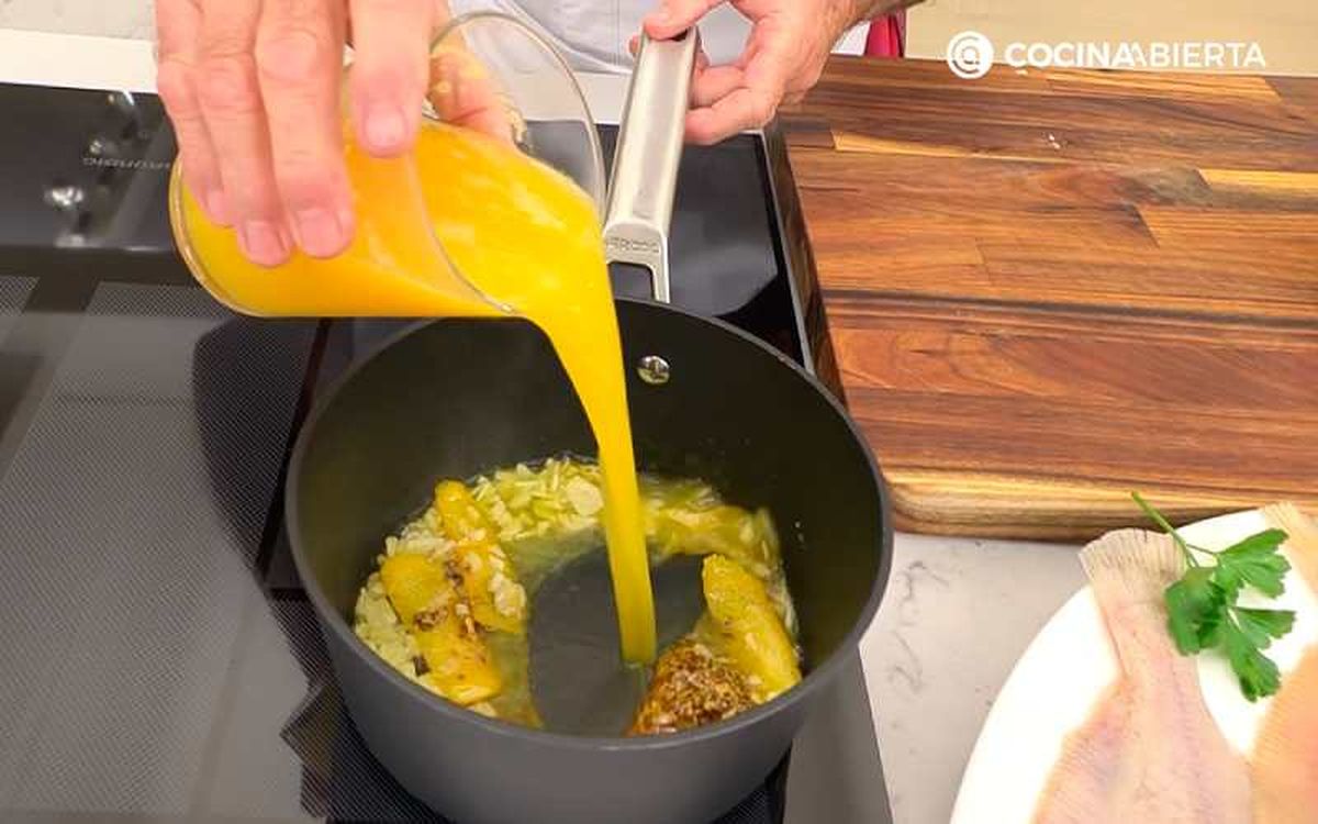 Incorpora el zumo de las naranjas